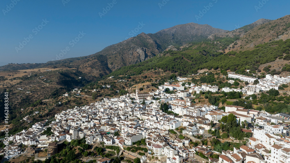 Fototapeta premium Vista aérea del municipio de Casarabonela en la provincia de Málaga, España