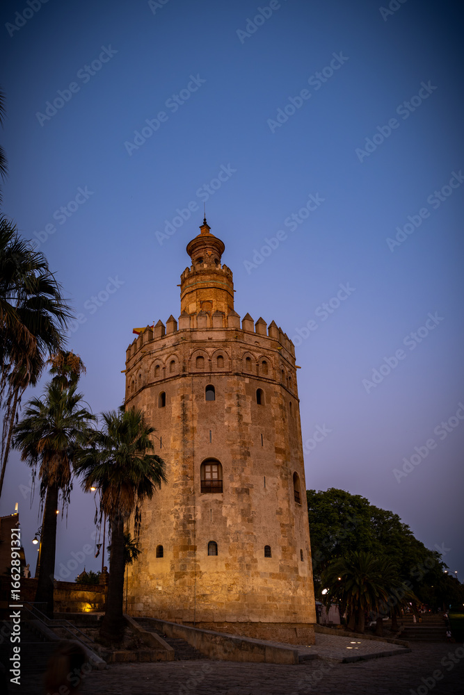 Fototapeta premium Sevilla, España. 1 de julio de 2025. Las amplias calles arboladas cerca del centro histórico de Sevilla, España,