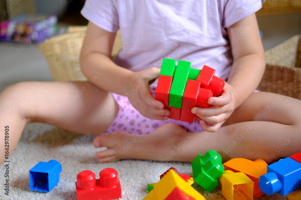 Obraz premium Kleinkind, Kind beim spielen mit Lego im Kindergarten