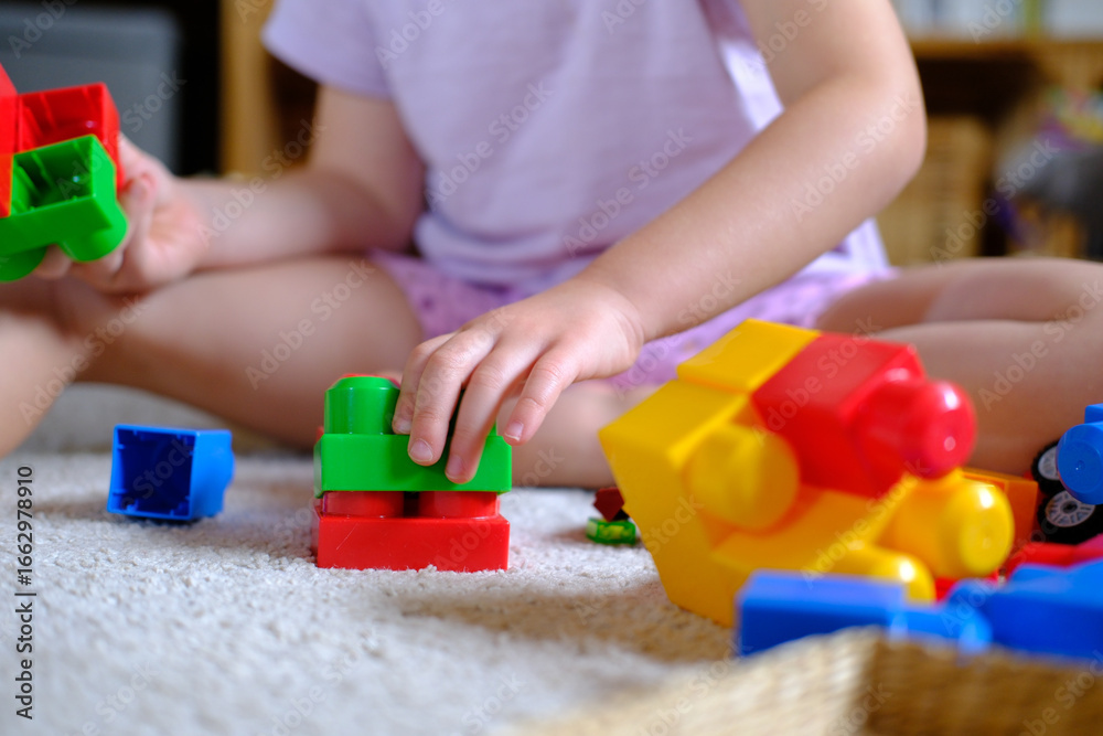 Obraz premium Kleinkind, Kind beim spielen mit Lego im Kindergarten