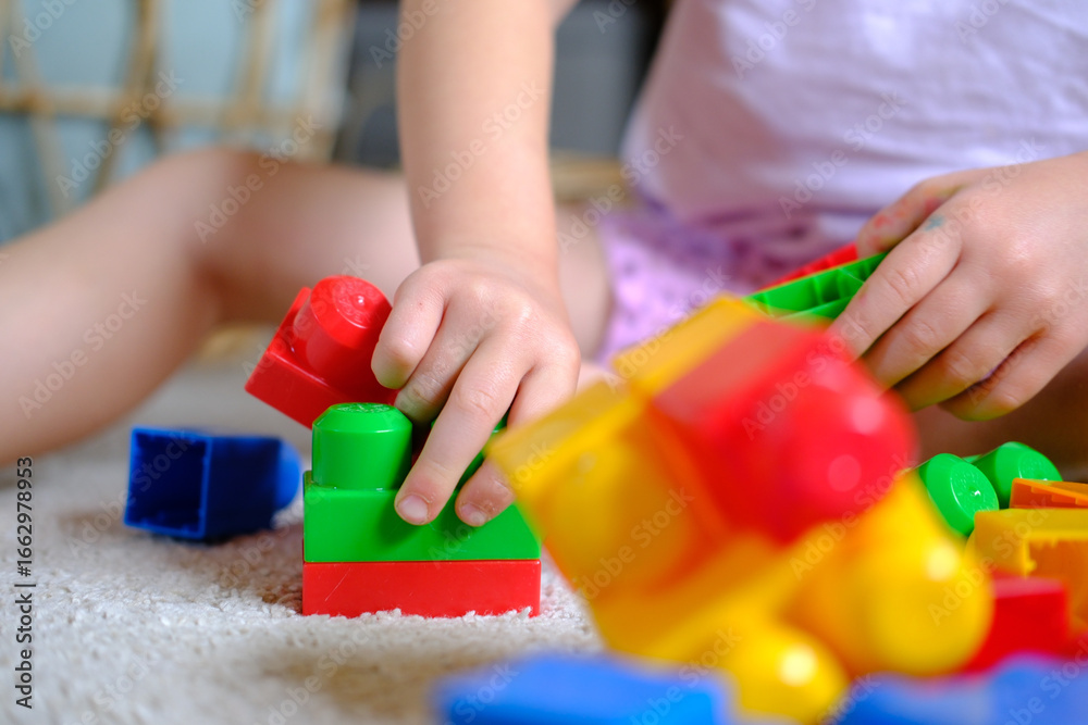 Obraz premium Kleinkind, Kind beim spielen mit Lego im Kindergarten