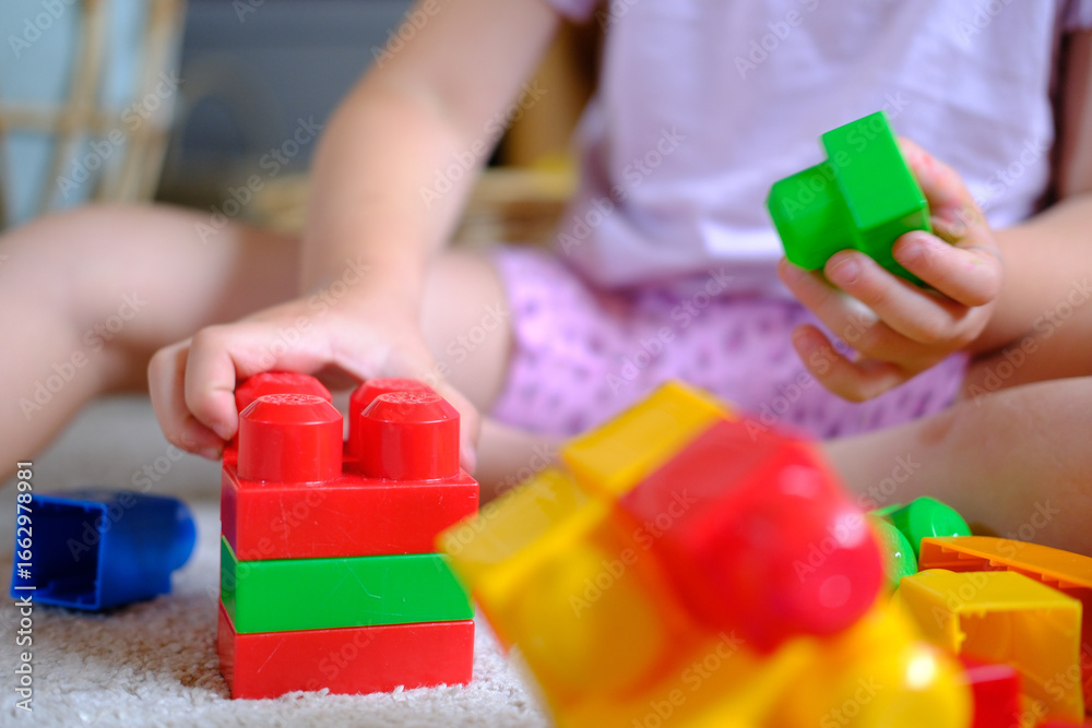 Obraz premium Kleinkind, Kind beim spielen mit Lego im Kindergarten