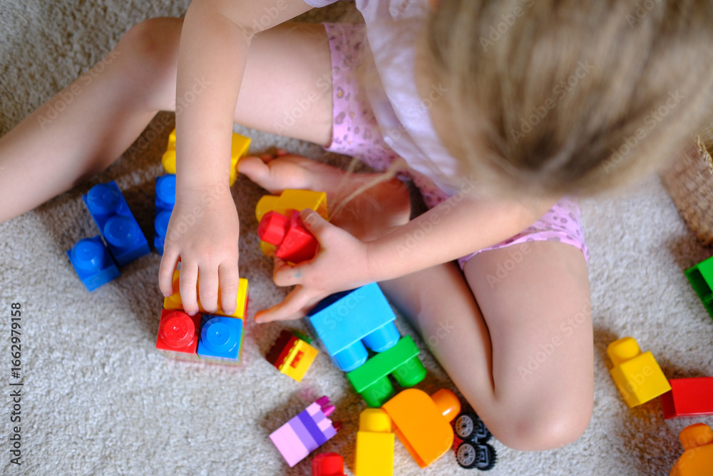 Obraz premium Kleinkind, Kind beim spielen mit Lego im Kindergarten