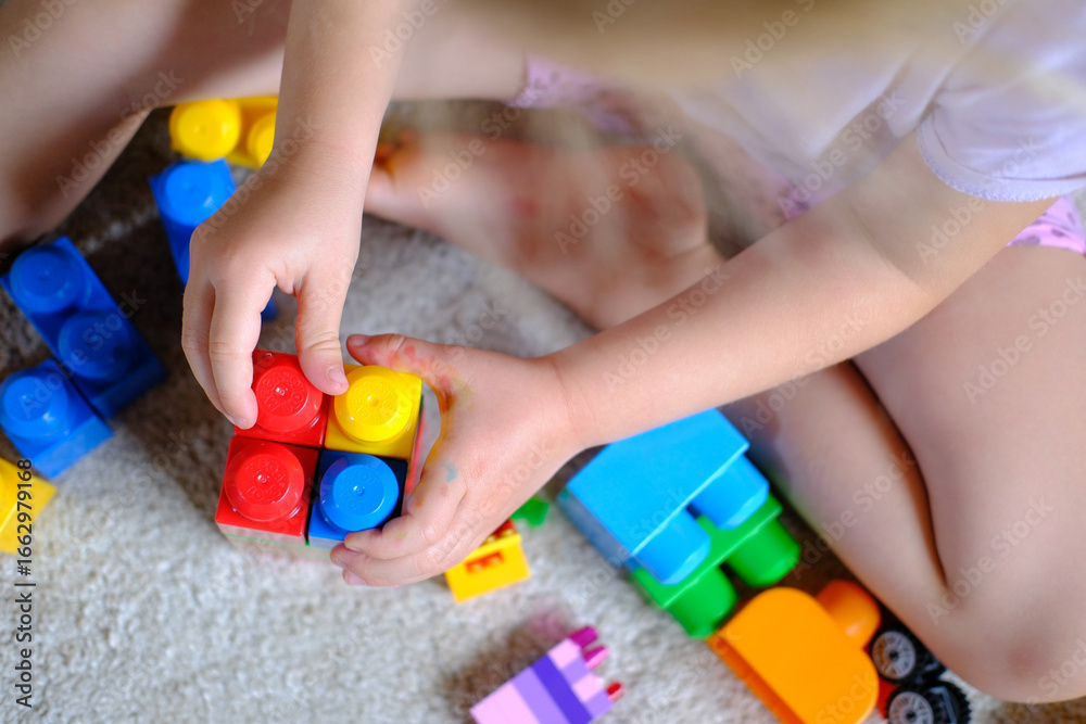 Obraz premium Kleinkind, Kind beim spielen mit Lego im Kindergarten