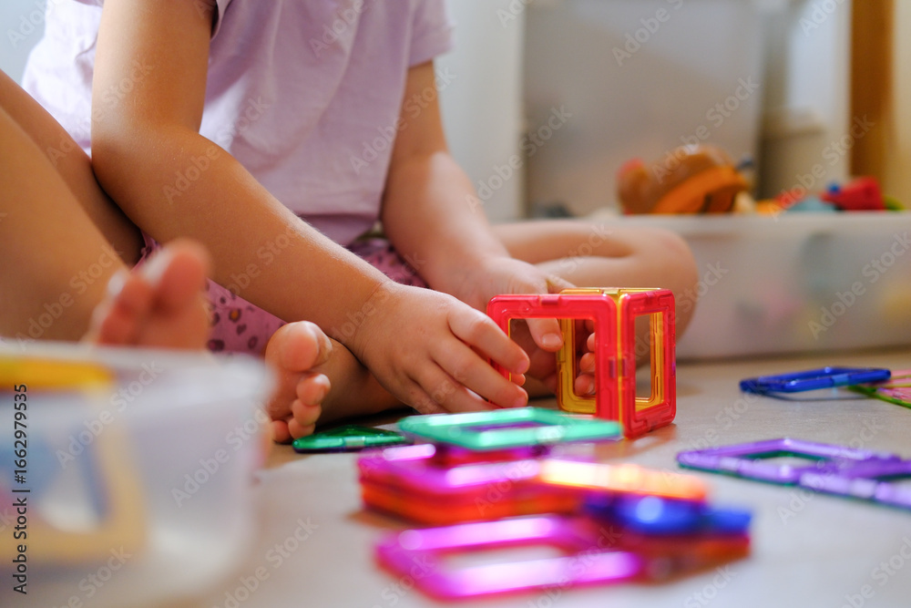 Obraz premium Kindergarten und Kind am basteln und spielen