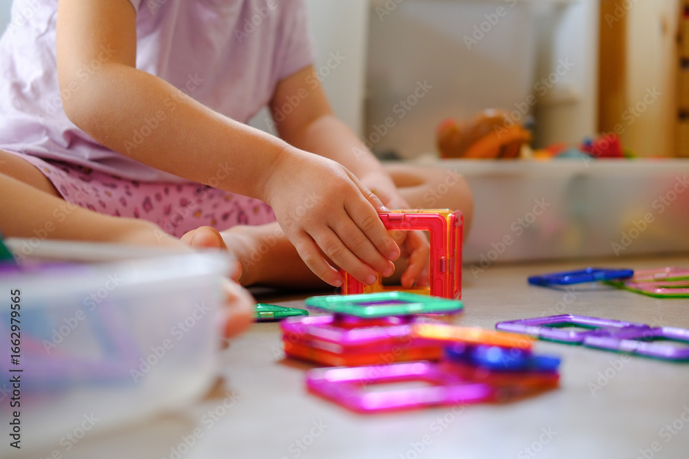 Obraz premium Kindergarten und Kind am basteln und spielen