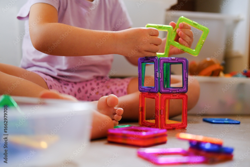 Obraz premium Kindergarten und Kind am basteln und spielen