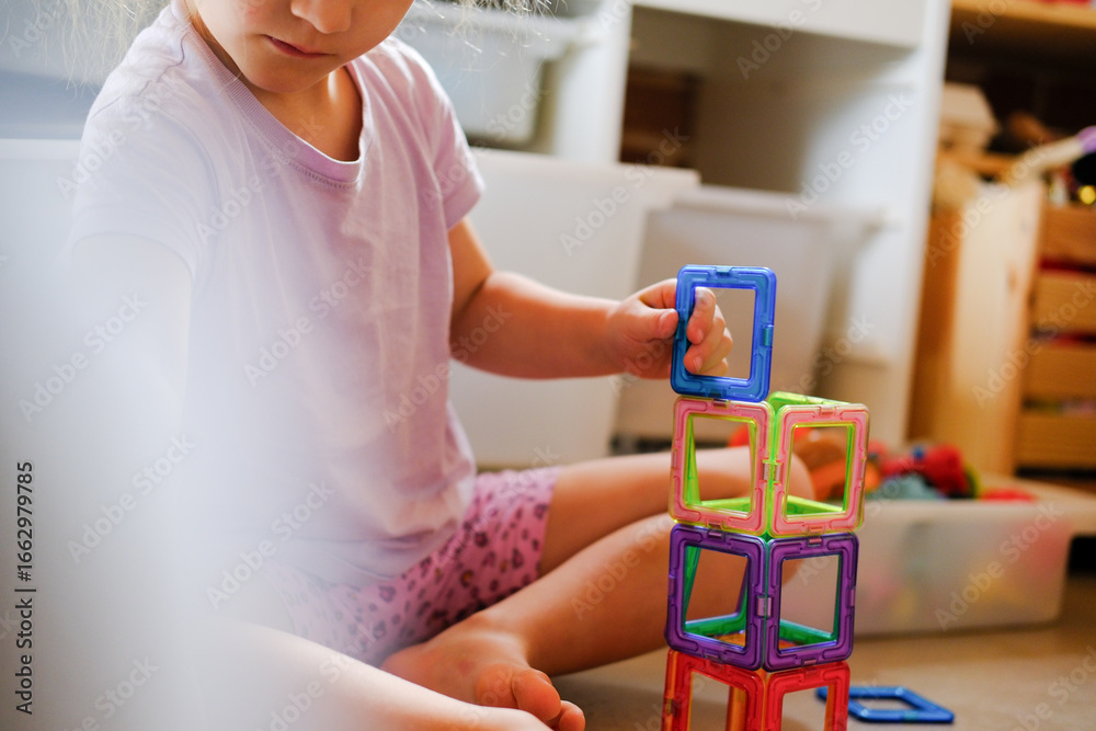 Obraz premium Kindergarten und Kind am basteln und spielen