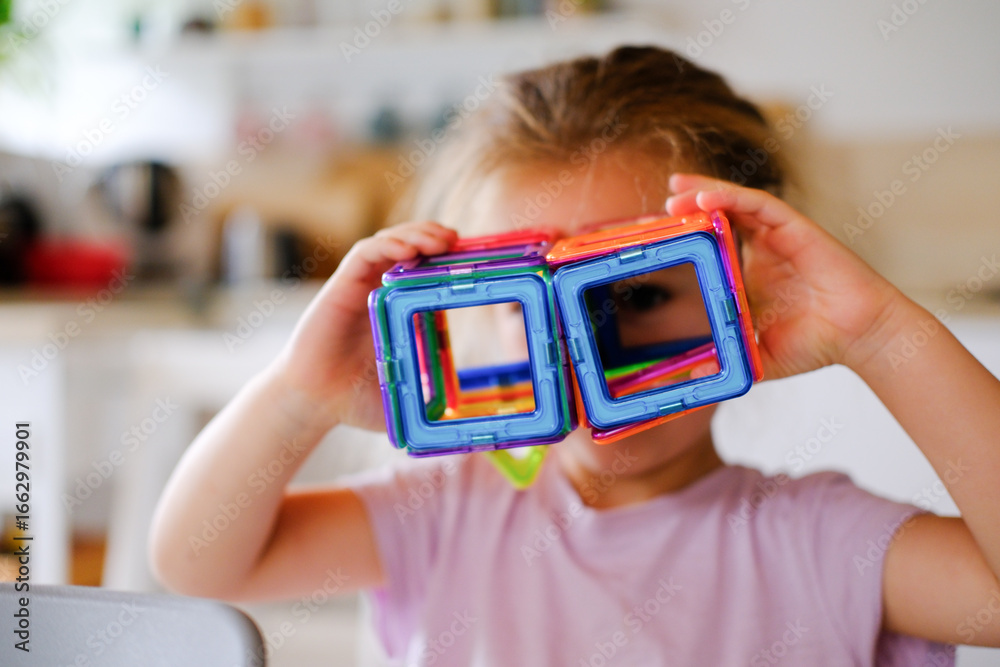 Obraz premium Kindergarten und Kind am basteln und spielen