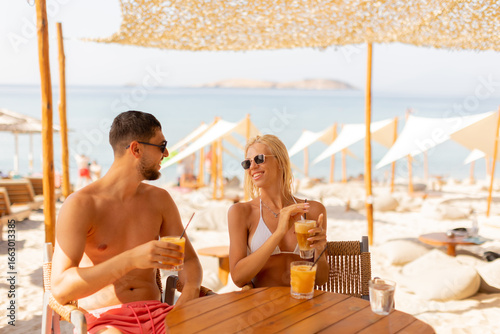 Couple enjoys refreshing co...