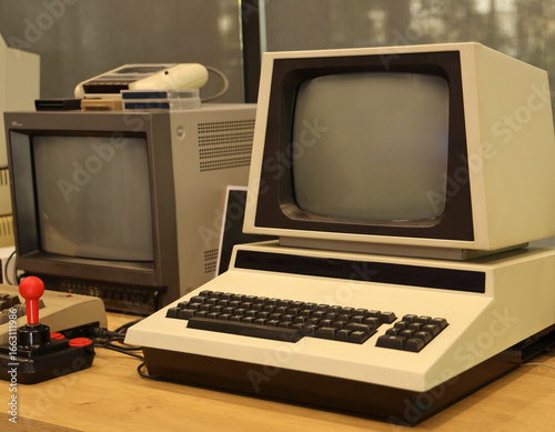 Fotografie old vintage home computer monitor screen Eight-bit 8 bit computer in Museum