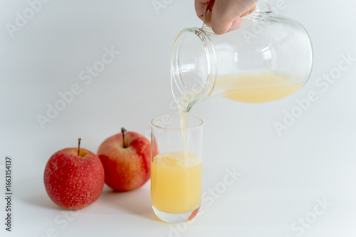 りんごジュースをそそぐ