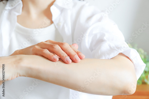 Fotografija 女性の腕　ボディケア