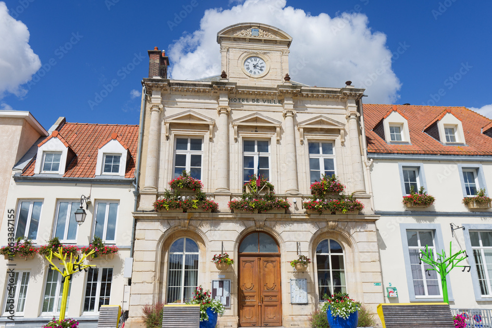 Obraz premium Façade de l'hôtel de ville de Guînes - Pas-de-Calais - France.