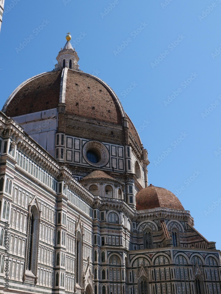 Obraz premium Florence Cathedral Duomo di Firenze with Brunelleschi’s dome and the Baptistery. exterior features intricate marble patterns in green, white, and pink, representing iconic Renaissance architecture