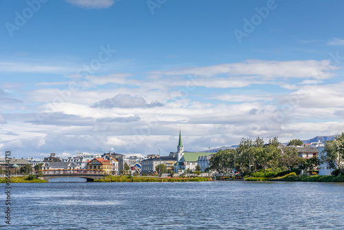 Vue sur Reykjavik et la jolie église Frikirkjan, depuis les berges du Lac Tjörnin, à Reykjavik, en Islande