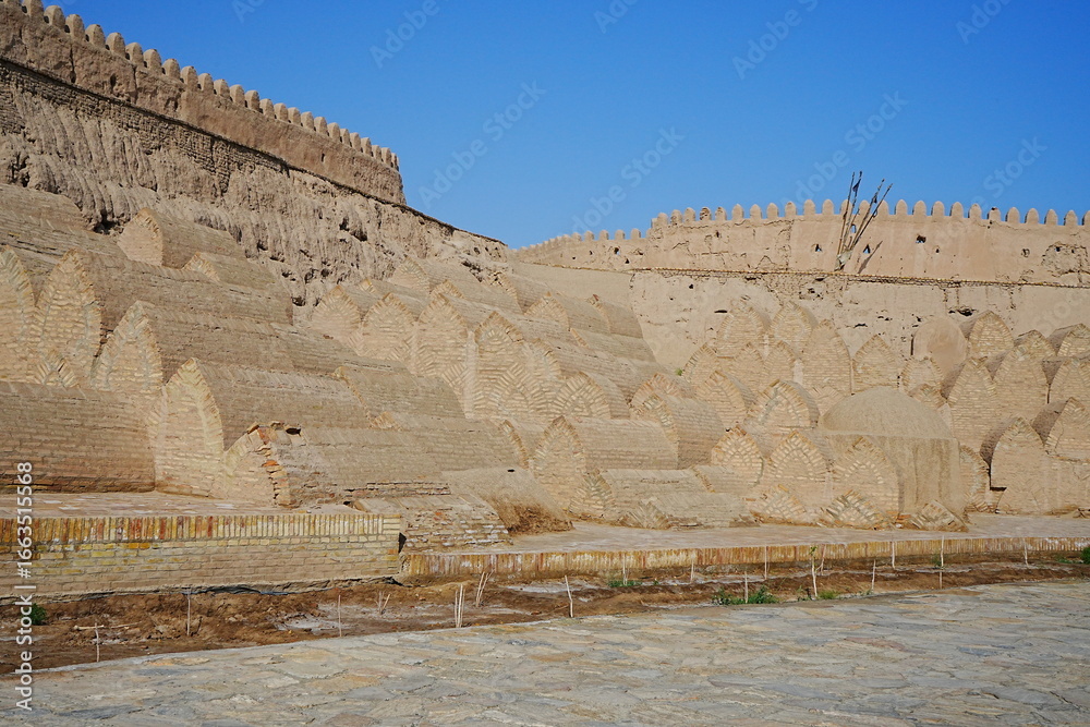 Fototapeta premium Walled Fortress known as Itchan Kala in Khiva, Uzbekistan - ウズベキスタン ヒヴァ イチャンカラ 壁