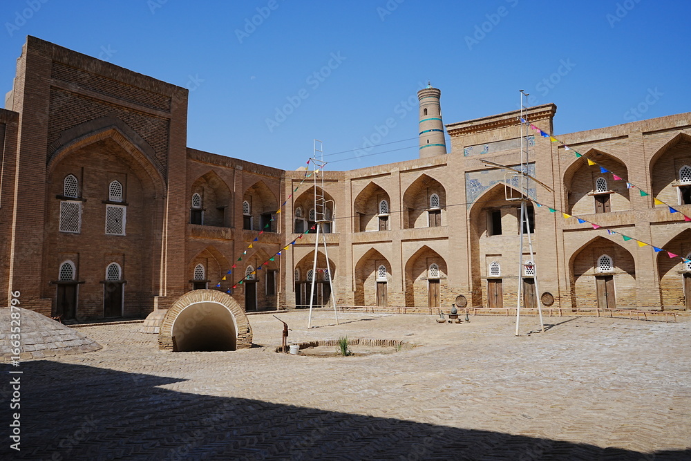 Obraz premium Qutlugh Murad Inaq Madrasah or Madrasah of Muhammad Amin Inaq and Walled Fortress known as Itchan Kala in Khiva, Uzbekistan - ウズベキスタン ヒヴァ イチャンカラ クトゥル・ムラド・イナック・メドレセ 