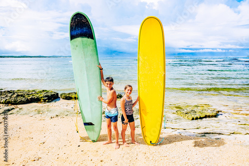 Canvas Print Children surfing in Cloud 9 beach, Siargao Island, Philippines