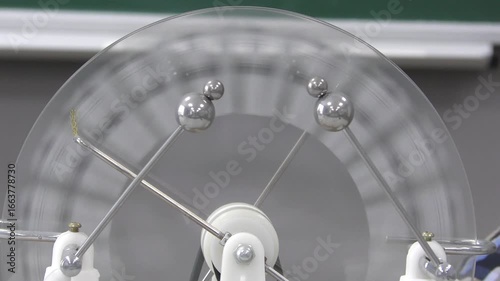 Demonstration of an electrostatic generator producing electric discharge during a physics lesson. Teacher shows students the principles of static electricity and sparks.