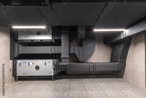Foto Modern ductwork and air handling units are installed in a newly constructed facility