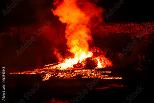 Fotografía Lava fountains erupt from Halemaʻumaʻu crater during Episode 24 of Kīlauea Volcano's eruption on June 4, 2025, in Hawaiʻi Volcanoes National Park, Big Island, Hawaii