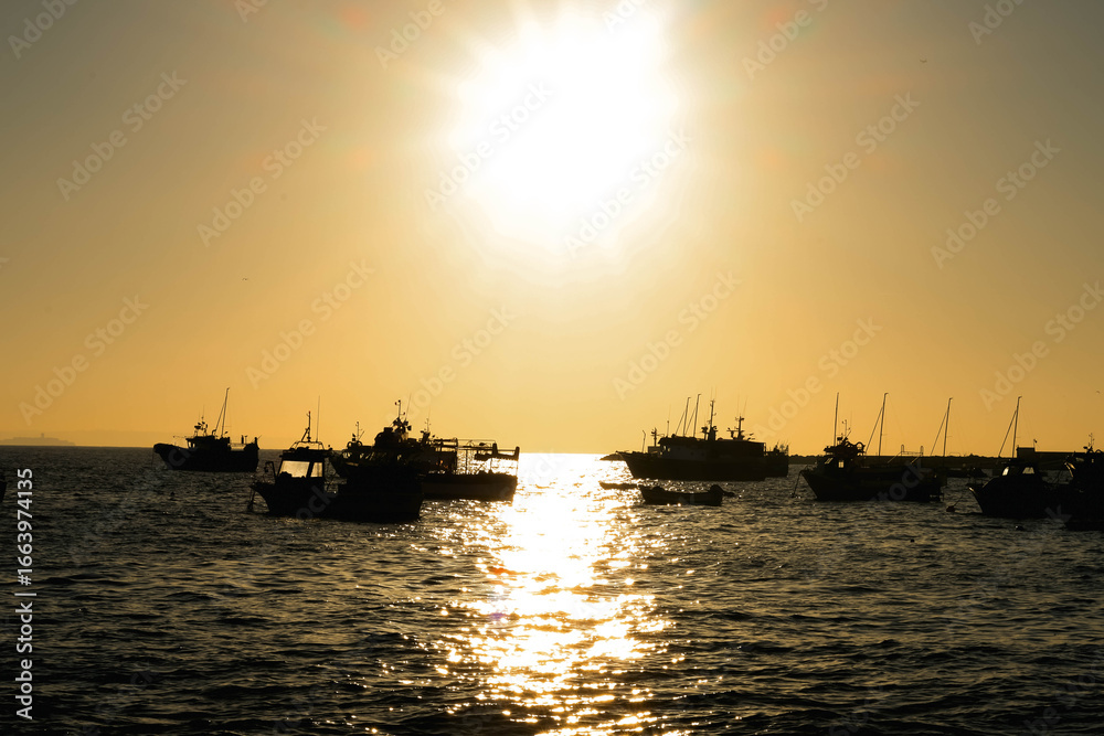 Fototapeta premium Barcos navegando no mar de Cascais em dia muito ensolarado, Portugal 