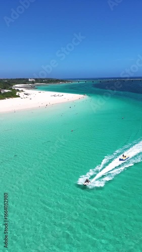 白い砂浜とエメラルドグリーンの海　与那覇前浜ビーチドローン映像
White Sand & Emerald Ocean – Yonaha Maehama Beach Drone Video