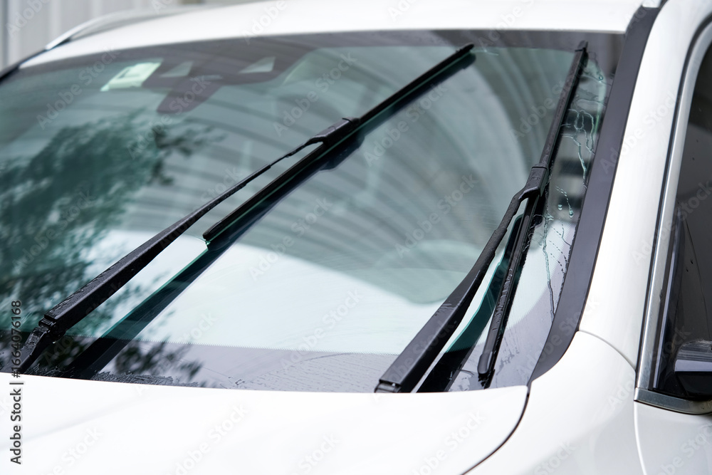 Obraz premium Clean the car window windshields with the car wipers