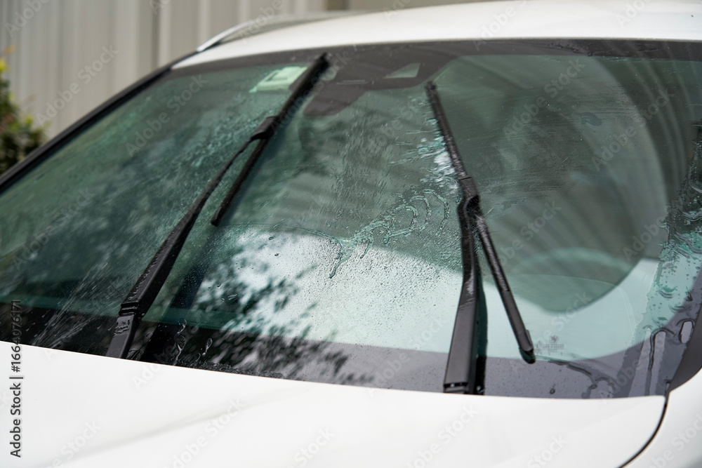 Obraz premium Clean the car window windshields with the car wipers
