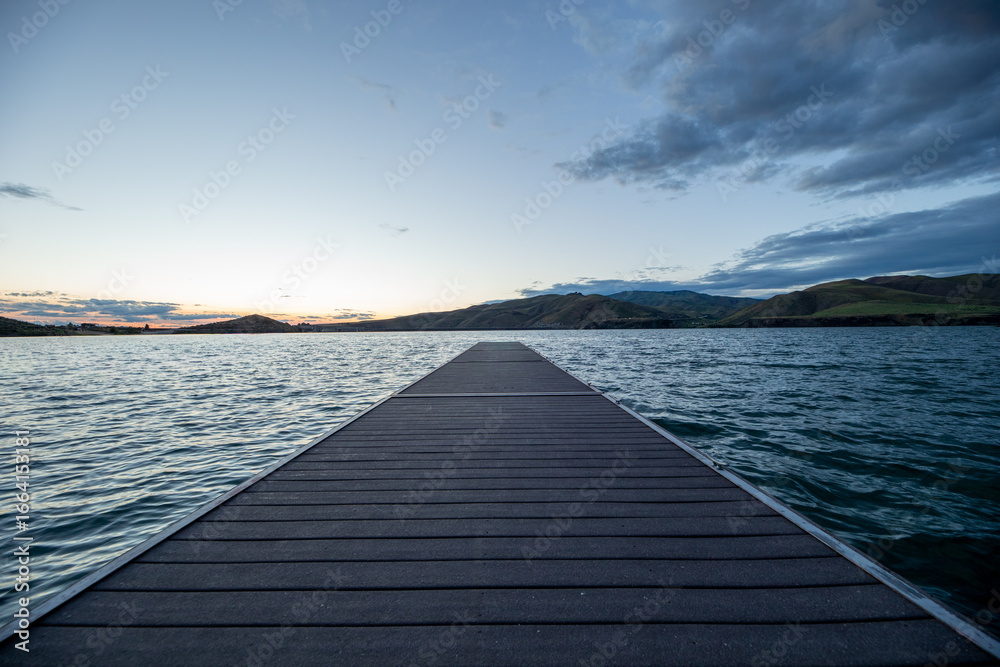 Naklejka premium A pier is seen in front of a body of water