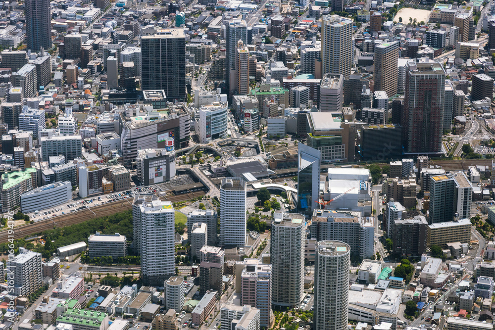 Obraz premium 京浜東北線の川口駅付近の街並みを空撮