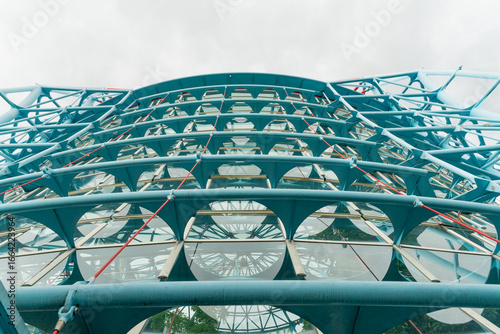 Tableau sur toile The botanical garden at the National Museum of Natural Science in Taichung, Taiwan, features a stunning glass dome structure surrounded by lush greenery