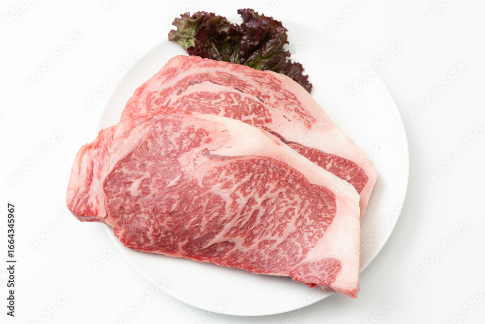 Obraz premium 皿に乗った牛ステーキ肉 白バック