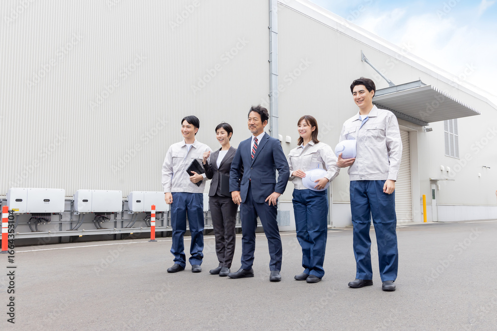 Fototapeta premium 建物の前に並ぶ会社従業員の集合社員