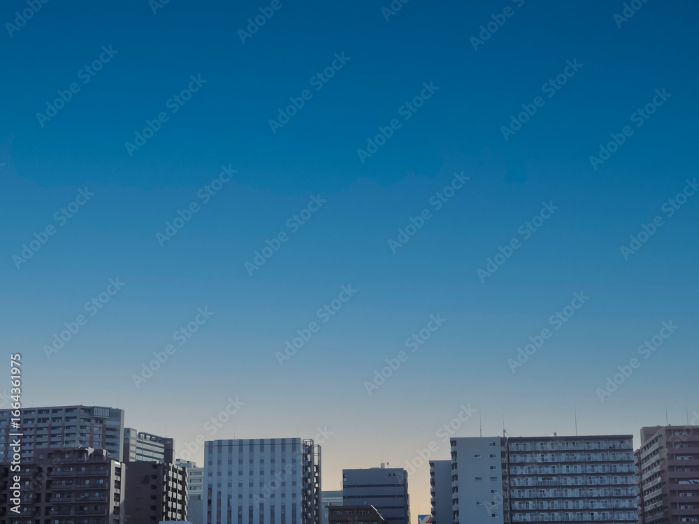 Naklejka premium 夕焼けに包まれた東京の高層ビル街