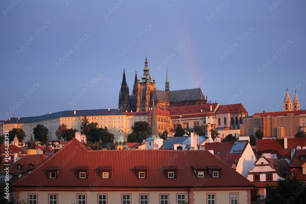 Obraz premium 아침 햇살과 무지개에 빛나는 프라하 성(Prague Castle with Morning Rainbow and Sunlight)