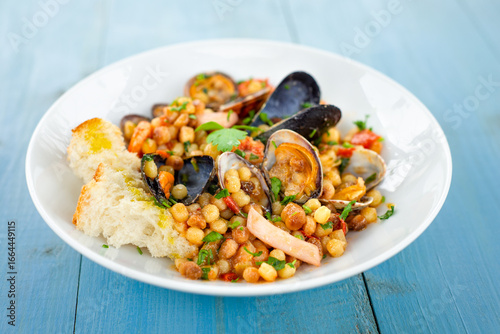 Fregula con frutti di mare, ricetta di pasta sarda, cibo italiano 