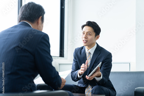 オフィスで営業するミドルのビジネスマン