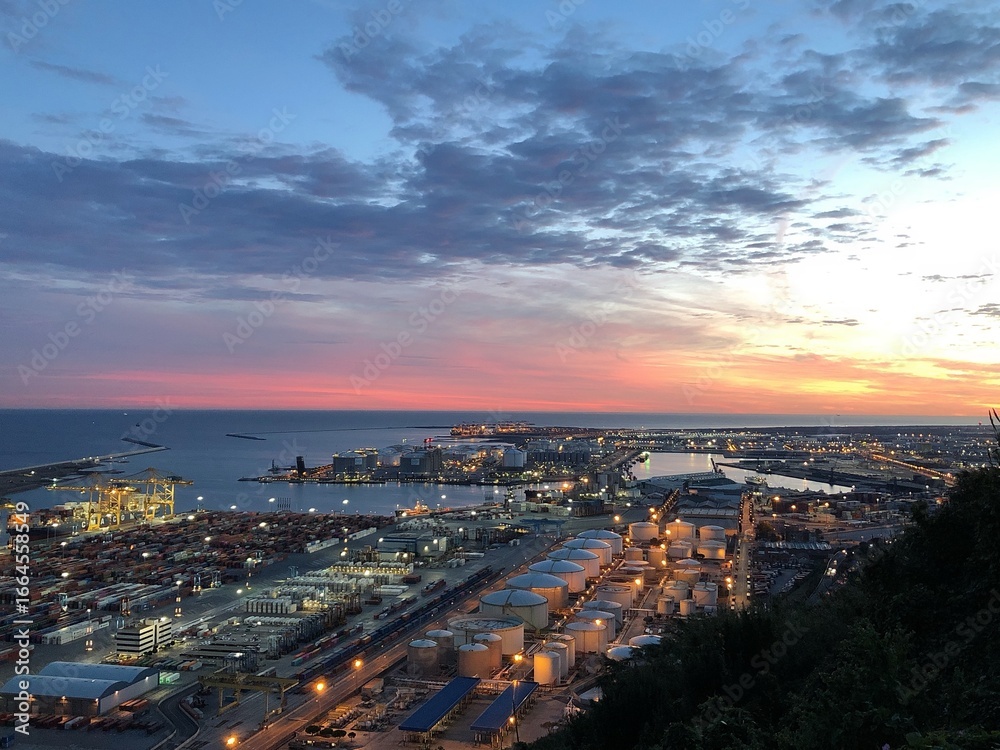 Fototapeta premium [Spain] Night view of container terminal from Montjuïc Hill (Barcelona)