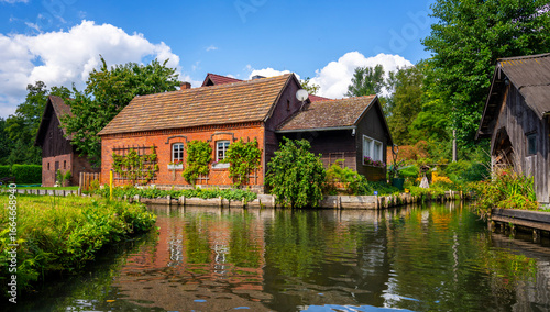 Tourismus in Brandenburg, Landschaft mit Fließgewässern, Häusern, Kähnen, Kajaks und Waldgebiet im Spreewald in Lübbenau und Lehde, Brandenburg, Deutschland