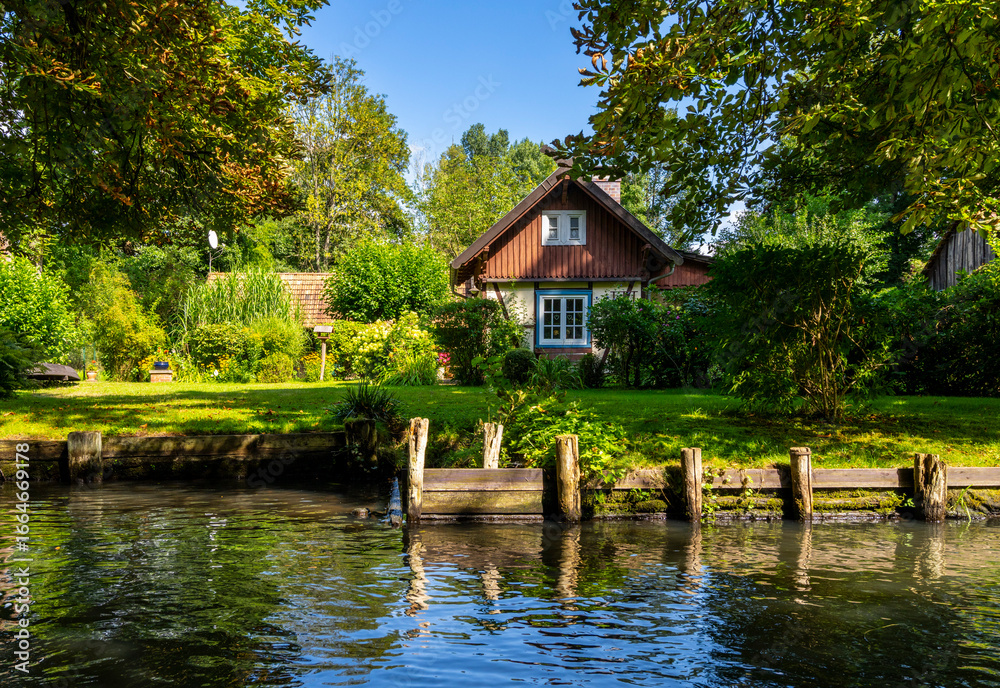 Obraz premium Tourismus in Brandenburg, Landschaft mit Fließgewässern, Häusern, Kähnen, Kajaks und Waldgebiet im Spreewald in Lübbenau und Lehde, Brandenburg, Deutschland