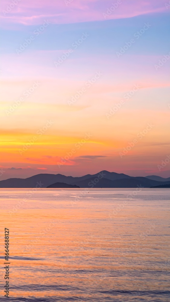 Fototapeta premium Blurry sunset over water