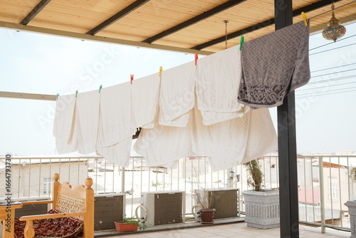 Hanging Laundry - 洗濯物を干す