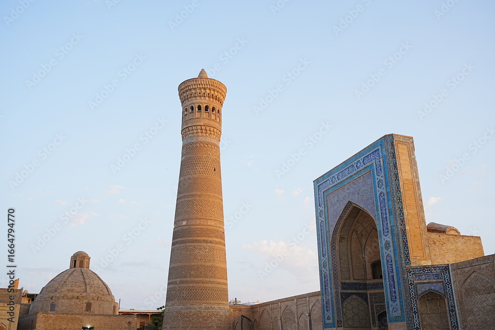 Fototapeta premium Kalon Minaret and Kalan Mosque in Bukhara, Uzbekistan - ウズベキスタン ブハラ カラーン・ミナレット カラーン・モスク 