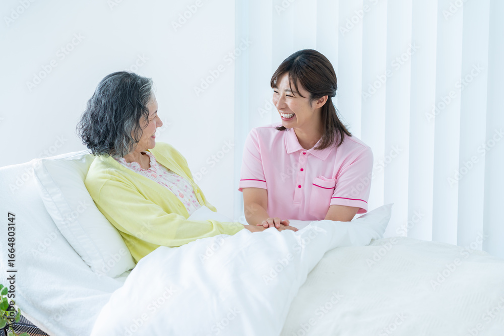 Fototapeta premium 介護施設で暮らすシニア女性と若い介護士