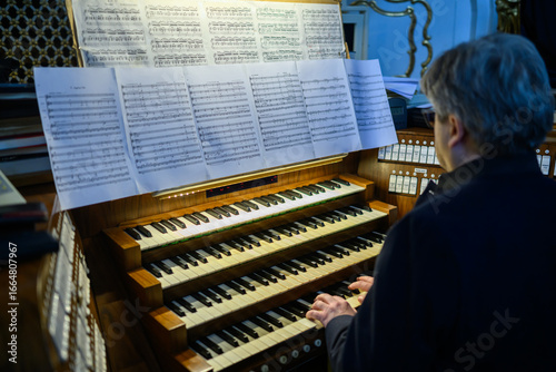 Fotografía Organist spielt an der Bruckner-Orgel