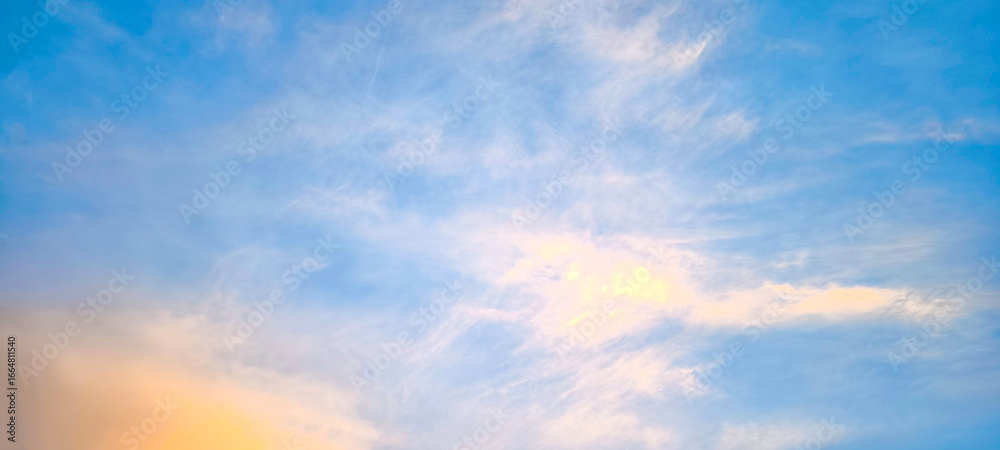 Obraz premium Sky is blue and clear with no clouds. The sky is very bright and the sun is shining. Blue sky with scattered white clouds creating a serene and peaceful atmosphere.