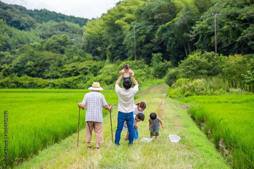 帰省　夏休み故郷で遊ぶ日本人家族