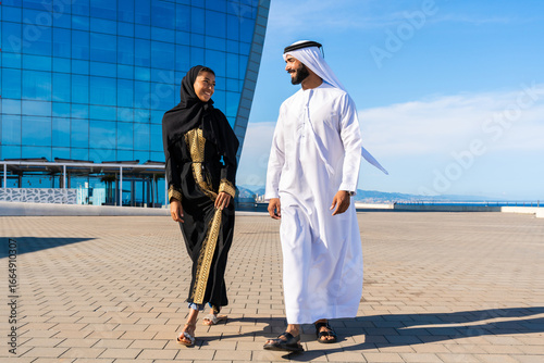 Canvas Print Traditional arab couple wearing emirati clothing dating outdoors
